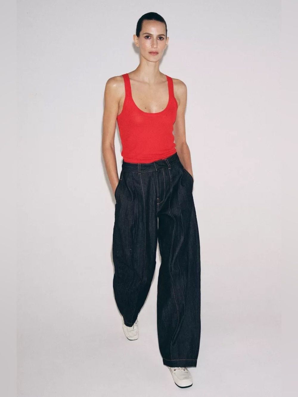 ZW COLLECTION HIGH WAISTED BALLOON PLEATED JEANS - SIZE 6 / 28- DARK BLUE - NWT